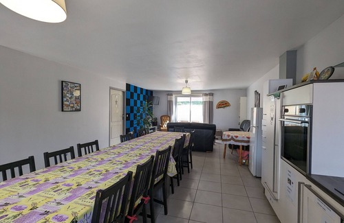 Neuvy-Saint-Sepulchre Bed & Breakfast | Cozy Room "Etoile Orange" - Ensuite Bathroom, Breakfast Included, Shared Kitchen and Lounge Area