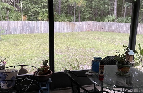 Sandalwood House | Cozy room in a quaint house 10 minutes to the beach