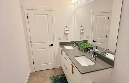 Bonney Lake House | Cozy room in charming Bonney Lake with AC + car