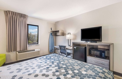 Lovington Hotel | Cozy Room with Easy Access to Downtown | Free Onsite Parking