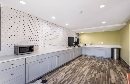 Lovington Hotel | Cozy Room with Easy Access to Downtown | Free Onsite Parking