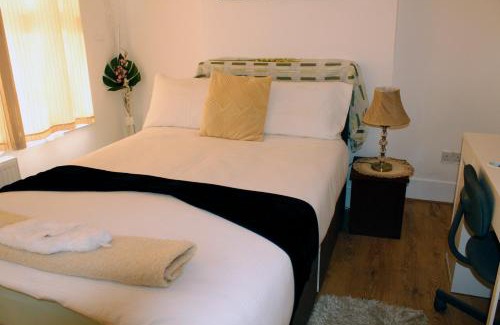 Lower Edmonton Apartment | cozy rooms or entire Townhouse, close to Tottenham Hotspur Stadium