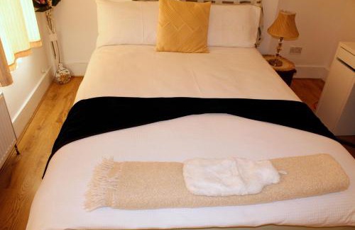 Lower Edmonton Apartment | cozy rooms or entire Townhouse, close to Tottenham Hotspur Stadium