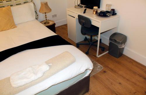 Lower Edmonton Apartment | cozy rooms or entire Townhouse, close to Tottenham Hotspur Stadium