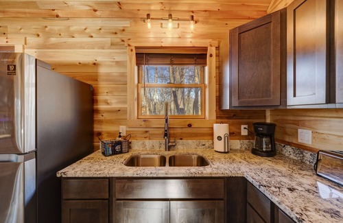 Logan Cabin | Cozy Rose` cabin for up to 6 guests - Hocking Hills - Hot Tub-Fire Pit-Wifi