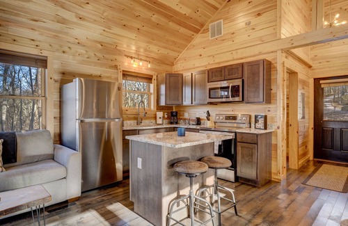 Logan Cabin | Cozy Rose` cabin for up to 6 guests - Hocking Hills - Hot Tub-Fire Pit-Wifi