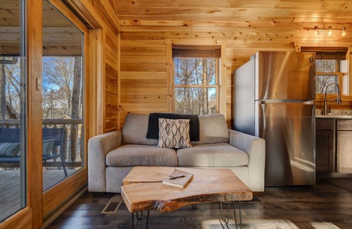Logan Cabin | Cozy Rose` cabin for up to 6 guests - Hocking Hills - Hot Tub-Fire Pit-Wifi