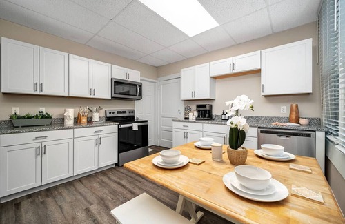 East Allegheny House | Cozy Row House Quiet Designer Heaven Central