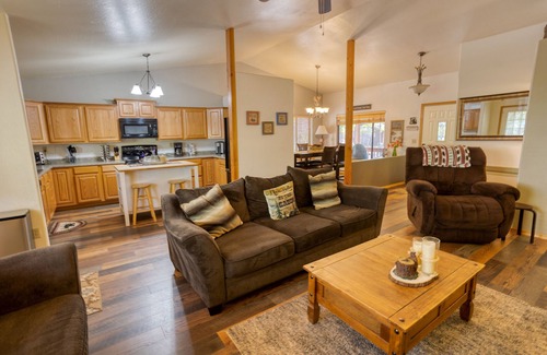 Pinetop Cabin | Cozy, rustic mountaintop Cabin