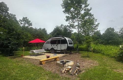 Janesville House | Cozy RV on 149 acres in Charleston with AC, WiFi, and eight miles of trails!nnn