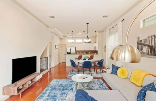 Zilker House | Cozy S. Lamar Monthly Furnished 2/2.5 w Office!