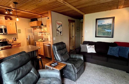 Sandpoint Condo | Cozy Schweitzer Condo with Panoramic Mountain Views - Sleeps 6
