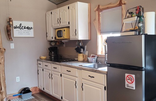 Lebanon Cabin | Cozy secluded cabin. 10 minutes from Bennett Springs State Park. Pet friendly