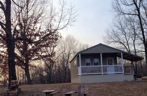 Lebanon Cabin | Cozy secluded cabin. 10 minutes from Bennett Springs State Park. Pet friendly