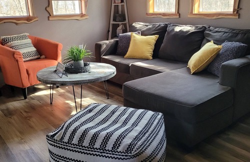 Lebanon Cabin | Cozy secluded cabin. 10 minutes from Bennett Springs State Park. Pet friendly