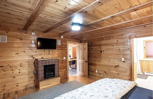 Jay Cabin | Cozy Secluded Lodge ~ Hottub/Pool/Sauna/Gameroom