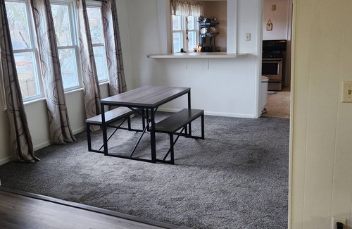 Kenosha House | Cozy second floor deplex 2-bedroom in peaceful Kenosha with AC, heat and WiFi