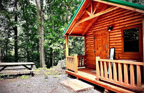 Sweetwater Cabin | Cozy serene cabin,Away from it all yet close to everything.
