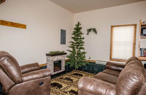 Ironwood Cabin | Cozy Ski Cabin Located Directly on Trails