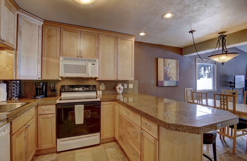 Copper Mountain Village Condo | Cozy ski in , heated pool, on golf course, mtn view, tubing, king bed, garage