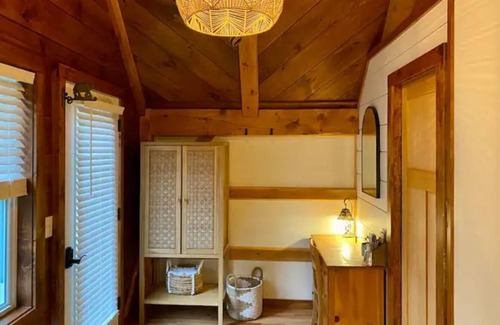 Jeffersonville Cabin | Cozy Smugglers Cabin, On the River & in Nature