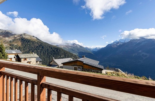 Les Eucherts Apartment | Cozy south-facing apartment with balcony, parking and Wi-Fi