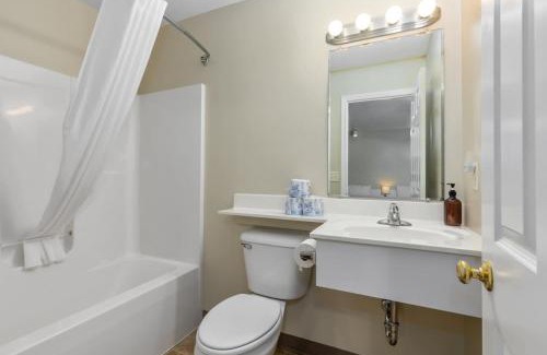 Lake City Hotel | Cozy Stay in Lake City- 2 Double Beds suite