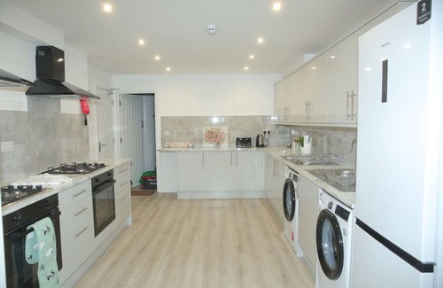 Luton House | Cozy Stay Near Luton Airport 4 Min Drive