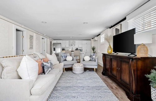 Downtown Charleston House | Cozy Stays by King Street - New Luxury Suite