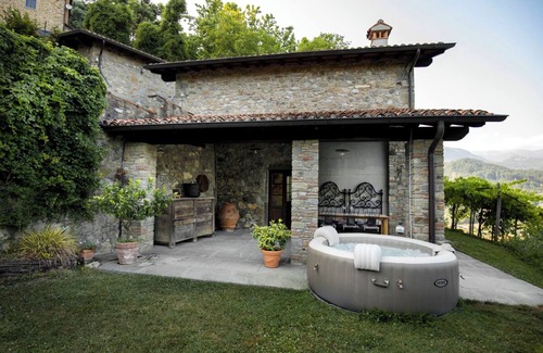 Camporgiano Cottage | Cozy stone cottage with outdoor hot tub