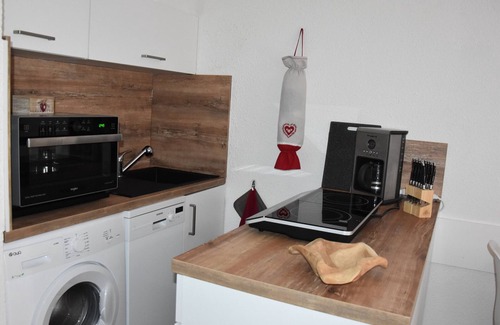 Pralognan-la-Vanoise Apartment | Cozy Studio Near Center - Sleeps 4, South Balcony, WiFi, Close to Shops and Cable Car