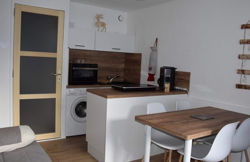 Pralognan-la-Vanoise Apartment | Cozy Studio Near Center - Sleeps 4, South Balcony, WiFi, Close to Shops and Cable Car