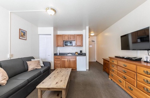 Truckee Condo | Cozy Studio #226 at Donner Lake Village