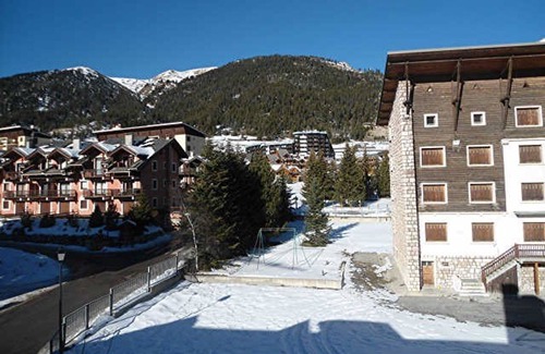 Montgenevre Apartment | Cozy Studio Cabin Opposite Montgenèvre Slopes with Wi-Fi and Ski Locker