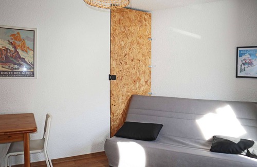 Les Orres Apartment | Cozy studio for 4, ski-in/ski-out, south-facing balcony, central location