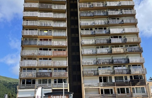 Laveissiere Apartment | Cozy Studio for 4 with WiFi, Ski-In/Ski-Out Access & Pet-Friendly in Laveissière