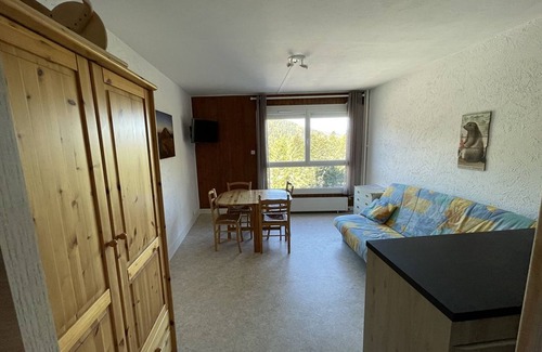 Laveissiere Apartment | Cozy Studio for 4 with WiFi, Ski-In/Ski-Out Access & Pet-Friendly in Laveissière