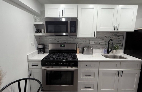 Edgewater Apartment | Cozy studio in Andersonville Chicago