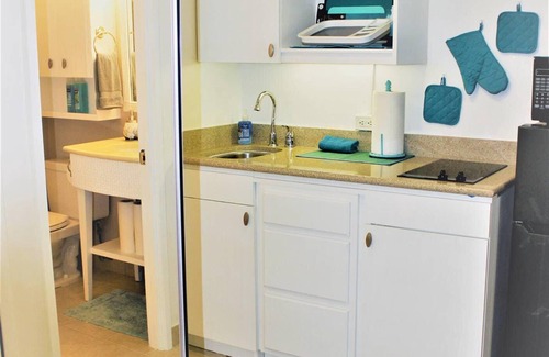 Waikiki Apartment | Cozy studio in boutique condotel at the heart of Waikiki 2 blocks from the beach