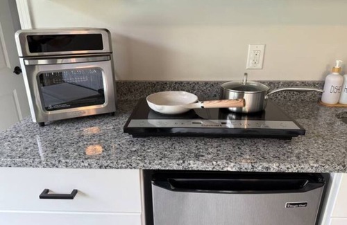 Bartlett Apartment | Cozy studio in delightful Bartlett with AC, WiFi, fitness room