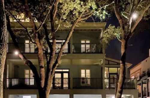 Seaside Apartment | Cozy studio in the heart of Seaside walking distance to the beach