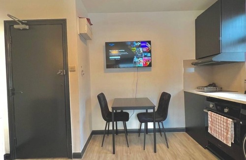 Golders Green Apartment | Cozy studio just a 1-minute walk from Golders Green Station.
