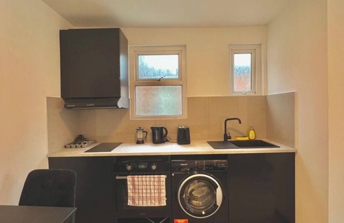 Golders Green Apartment | Cozy studio just a 1-minute walk from Golders Green Station.