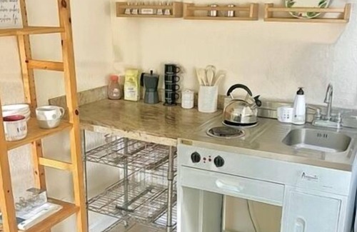 Freestone Cottage | Cozy Studio Loft, Cute Serene Space in the Woods!