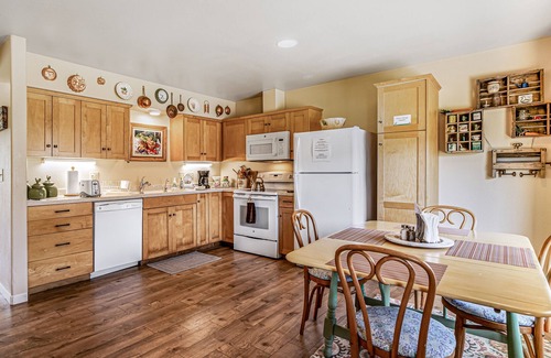 Orick Apartment | Cozy Studio on a Pasture Near Town & Parks w/ Full Kitchen & Free WiFi