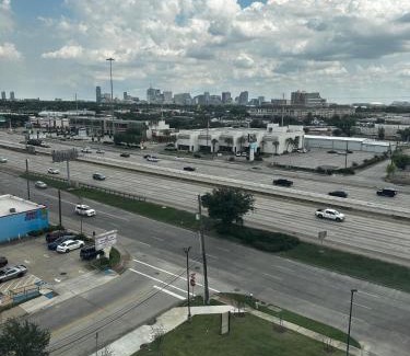 Greenway Plaza-Upper Kirby Apartment | Cozy Studio