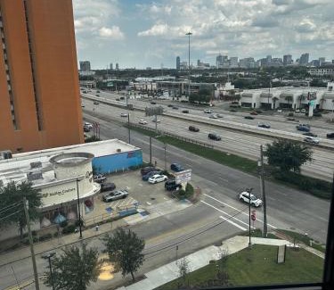 Greenway Plaza-Upper Kirby Apartment | Cozy Studio