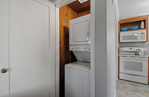 Medford Apartment | Cozy studio with AC and WiFi in desirable Medford location close to Jacksonville