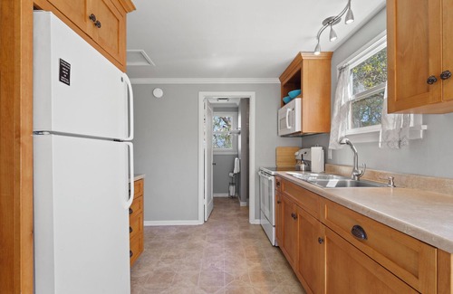 Medford Apartment | Cozy studio with AC and WiFi in desirable Medford location close to Jacksonville