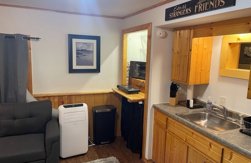Oscoda Apartment | Cozy studio with AC and WiFi. Central for tourist sites in Oscoda. family of 4.